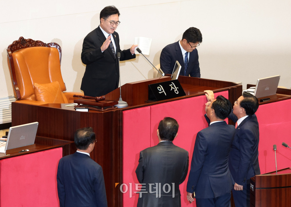 ▲우원식 국회의장이 25일 서울 여의도 국회 본회의에서 공익신고자 보호법 개정안, 민주유공자 예우에 관한 법률안, 공공기관 운영에 관한 법률안 개정안, 통계법 개정안 신속처리안건 지정동의의 건에 대한 개표 진행 중 명패수보다 투표수가 한 매 더 나오자 김병기 더불어민주당 원내대표, 허영 원내정책수석부대표, 송언석 국민의힘 원내대표, 유상범 원내수석부대표와 논의하고 있다. 고이란 기자 photoeran@ 