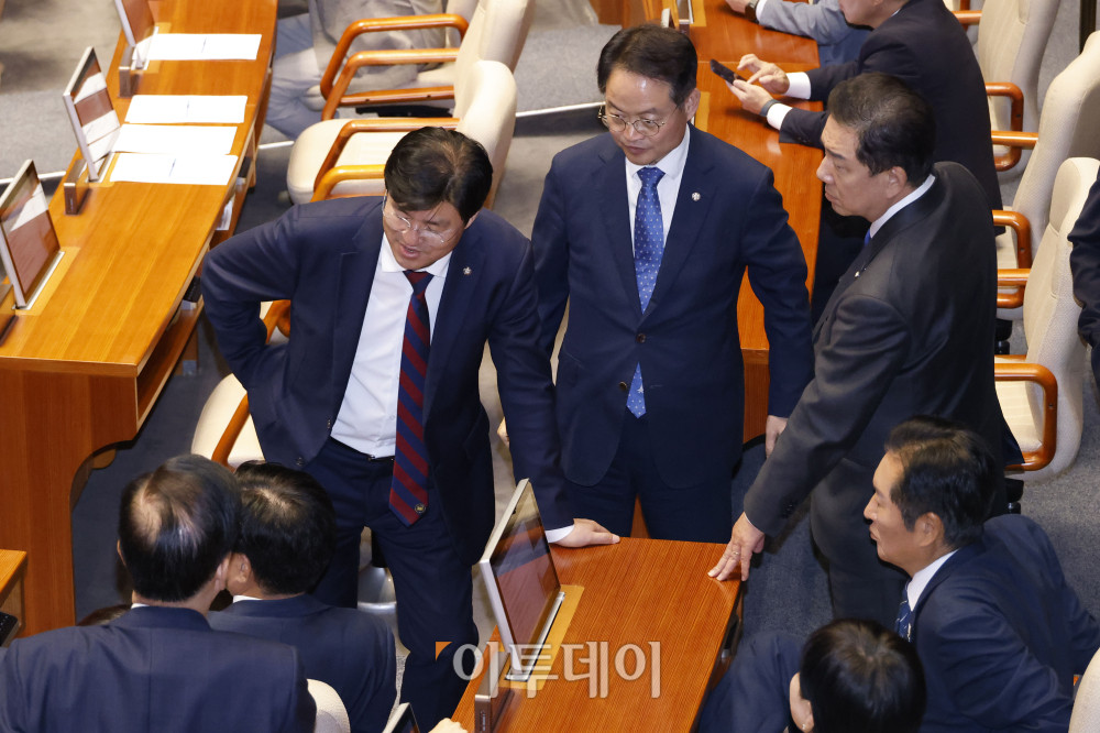 ▲정청래 더불어민주당 대표와 김병기 원내대표가 25일 서울 여의도 국회 본회의에서 의원들과 대화하고 있다. 고이란 기자 photoeran@