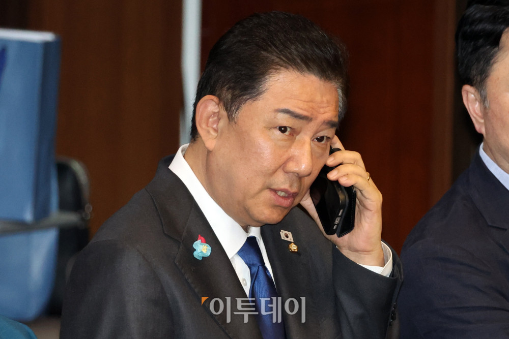 ▲김병기 더불어민주당 원내대표가 25일 서울 여의도 국회 본회의에서 통화를 하고 있다. 고이란 기자 photoeran@