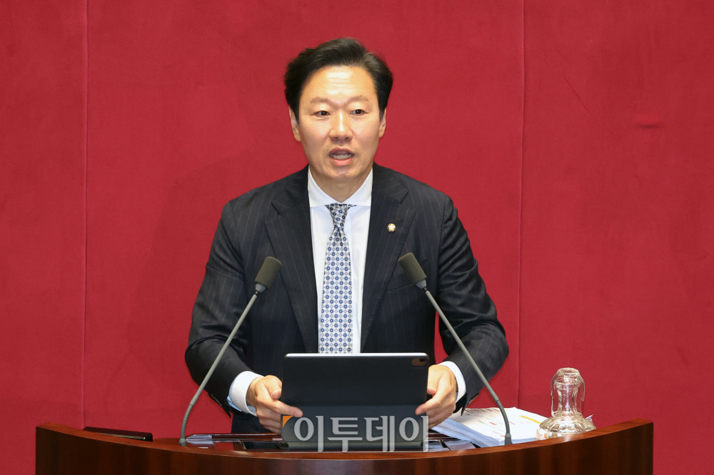 ▲25일 서울 여의도 국회 본회의에서 정부조직법 일부개정법률안과 관련해 박수민 국민의힘 의원이 무제한토론(필리버스터)을 하고 있다. 고이란 기자 photoeran@