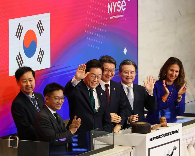 ▲이재명 대통령이 25일(현지시간) 미국 뉴욕 증권거래소에서 개장을 알리는 버튼을 누른 뒤 손을 흔들고 있다. (연합뉴스)