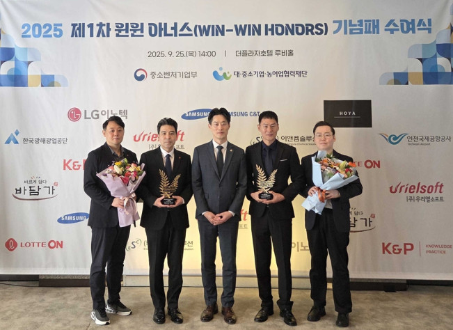 ▲왼쪽부터 송진영 롯데온 윤리경영팀 팀장, 정진욱 롯데온 경영지원부문 부문장, 노용석 중소기업벤처부 차관. 박철민 해진식품 대표, 손찬배 롯데온 윤리경영팀 책임이 25일 서울 중구 더 플라자호텔에서 열린 중소벤처기업부가 주관하고 대중소기업농어업협력재단이 수행하는 ‘윈윈 아너스’에서 기념사진을 촬영하고 있다. (사진제공=롯데온)