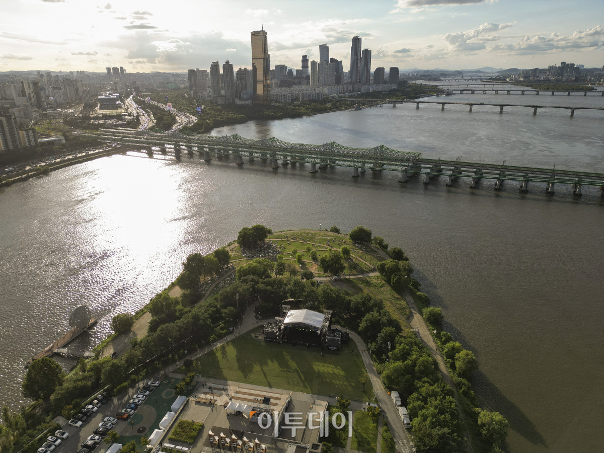 ▲노을 명소로 유명한 노들섬 수변부 공원 풍경은 11월 3일부터 볼 수 없을 전망이다. 서울시가 추진하는 '글로벌 예술섬 조성사업'의 일부로 '노들섬 수변문화공간 조성공사'가 2027년 6월까지 예정돼 있기 때문이다. '도심 속 쉼터' 역할을 해온 노들섬이라 시민들의 아쉬움도 크다. 서울시 관계자는 노을 감상 공간은 보존할 것이라고 강조했다. 서울 용산구 노들섬 모습. 조현호 기자 hyunho@