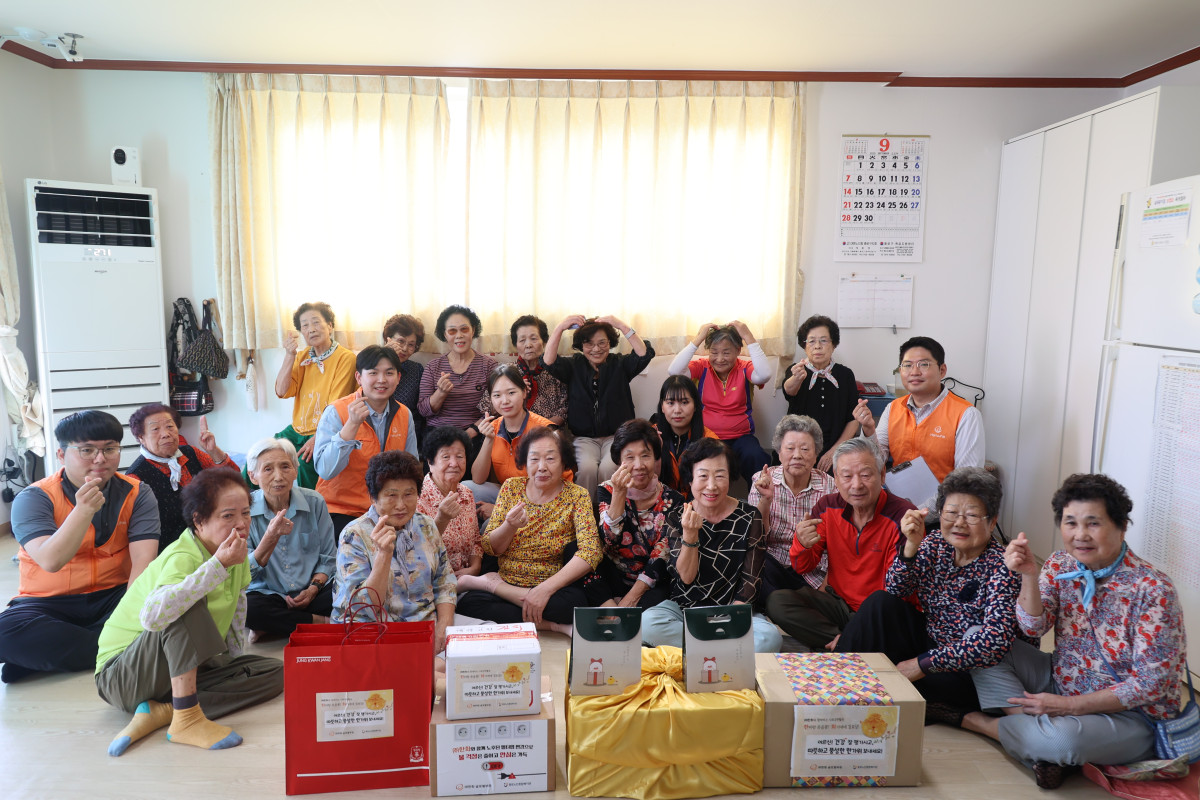 ▲한화 임직원이 경로당 방문해 기증품을 전달하는 모습.(종로노인종합복지관 제공)