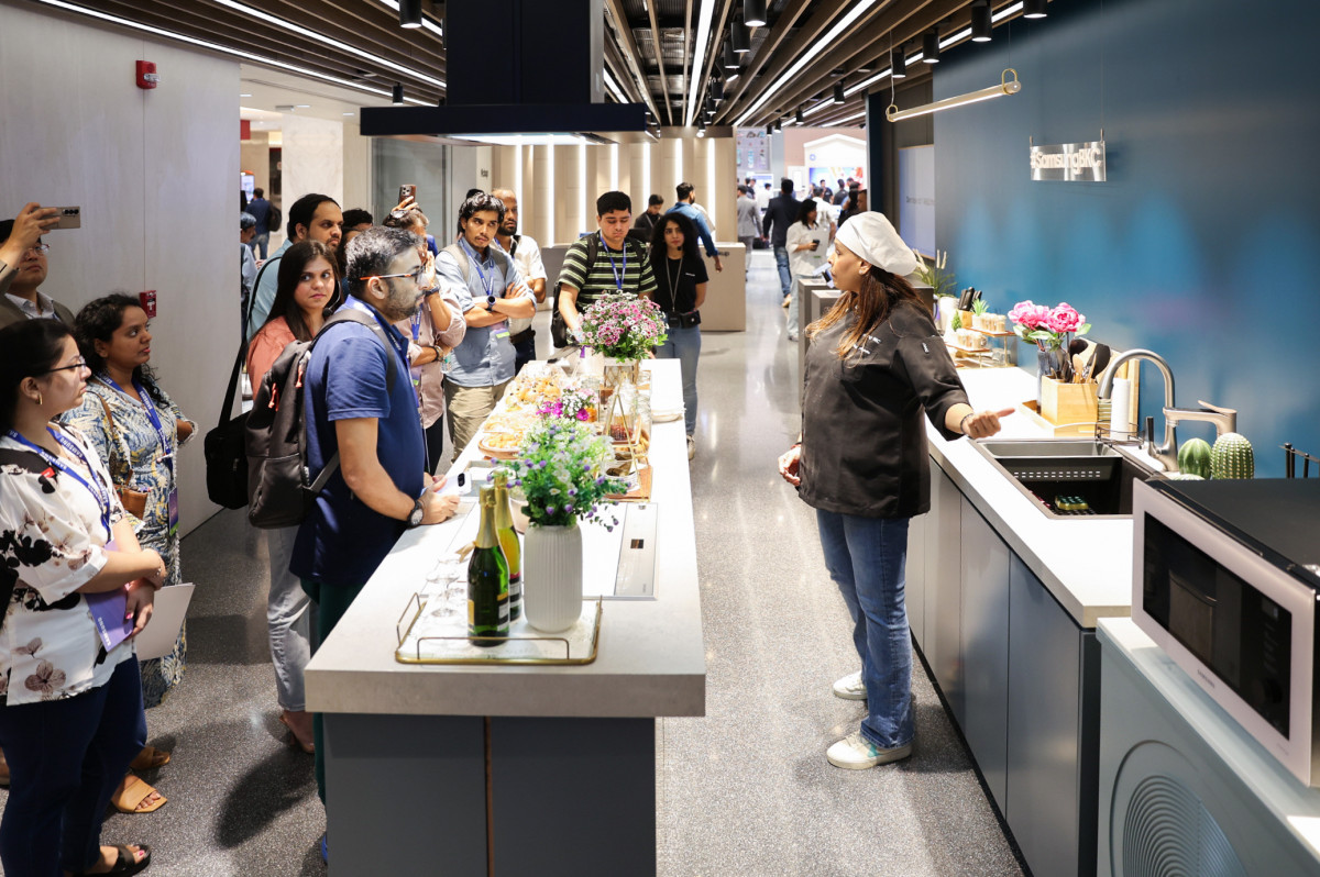 ▲삼성전자가 인도 뭄바이에 위치한 삼성 BKC 플래그십 스토어에서 최신 'AI 홈'의 차별화된 고객 경험을 소개하고 있다. (자료제공=삼성전자)