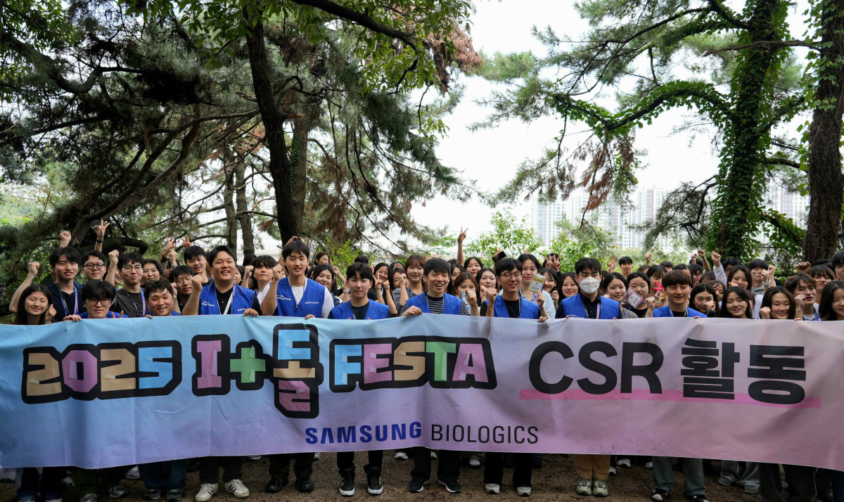 ▲삼성바이오로직스 신규 직원들이 입사 1주년 기념행사 일환으로 진행된 연탄 나르기 봉사활동을 마친 후 기념촬영을 하고 있다. (사진제공=삼성바이오로직스)