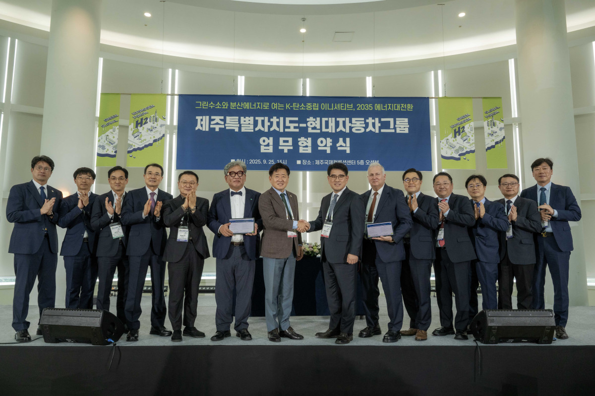 ▲(왼쪽에서 7번째부터) 오영훈 제주도지사, 양희원 현대차그룹 R&D본부장 사장, 켄 라미레즈 에너지&수소사업본부장 부사장 등 주요 관계자들이 기념사진을 촬영하는 모습. (사진=현대차그룹)