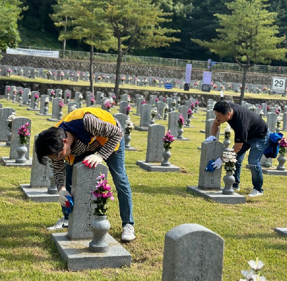 ▲﻿코베스트로 임직원이 국립서울현충원 28번 자매결연 묘역을 방문해 묘역정화 활동을 진행하고 있다. (사진= 코베스트로)