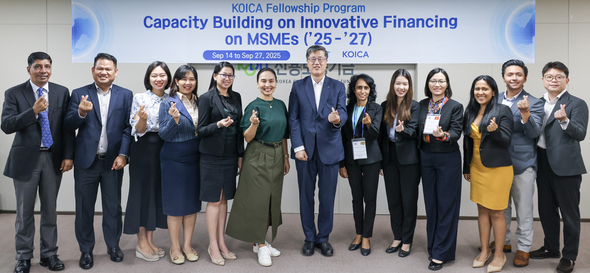 ▲최원목 신용보증기금 이사장(왼쪽에서 일곱 번째)과 7개국 연수생들이 지난 19일 서울 마포구 프론트원에서 열린 ‘중소기업 혁신금융 역량강화’ 연수 현장에서 기념 촬영을 하고 있다. (사진제공=신용보증기금)