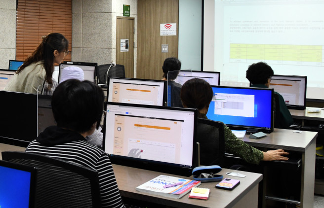 ▲ 노원구 평생교육원 수업에 참여해 학습 중인 수강생 모습. (사진 제공 = 노원구)