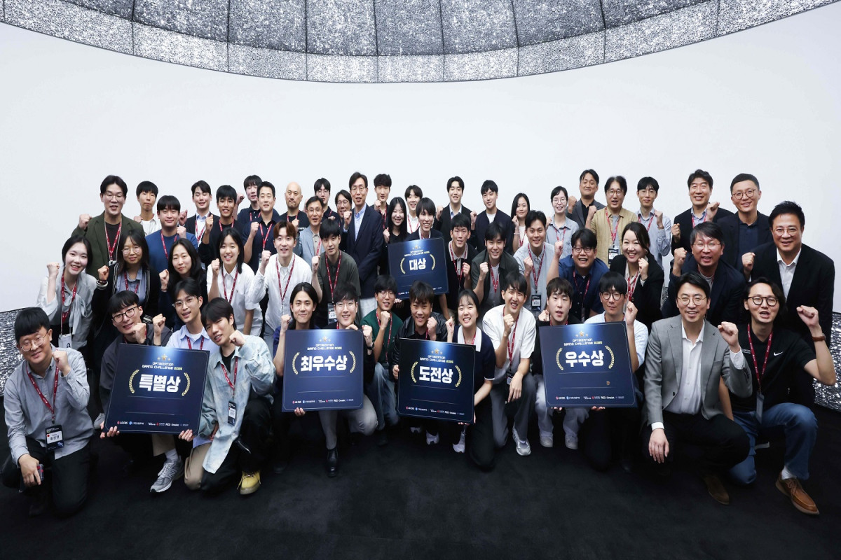 ▲LG CNS가 주최한 '최적화 그랜드 챌린지 2025' 시상식 후 대회 수상자 및 관계자들이 기념사진을 촬영하고 있다. (사진제공=LG CNS)