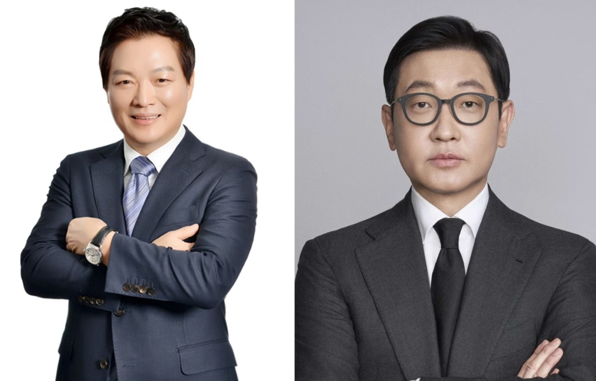 ▲박주형 ㈜신세계·신세계센트럴 대표이사(왼쪽)와 문성욱 신세계라이브쇼핑 겸 시그나이트 대표. (사진제공=신세계그룹)