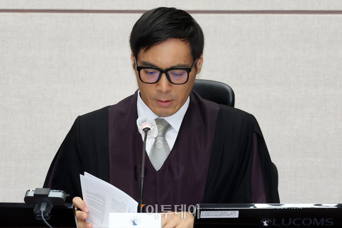 ▲윤석열 전 대통령의 특수공무집행방해, 직권남용 권리행사방해 등 혐의 사건 첫 공판이 열린 26일 서울 서초구 서울중앙지법에서 백대현 부장판사가 자료를 살펴보고 있다. 고이란 기자 photoeran@