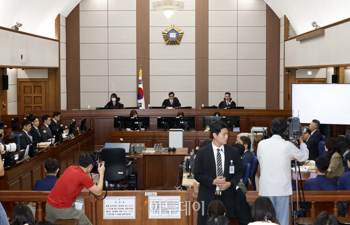 ▲윤석열 전 대통령의 특수공무집행방해, 직권남용 권리행사방해 등 혐의 사건 첫 공판이 열린 26일 서울 서초구 서울중앙지법에서 백대현 부장판사가 발언하고 있다. 고이란 기자 photoeran@