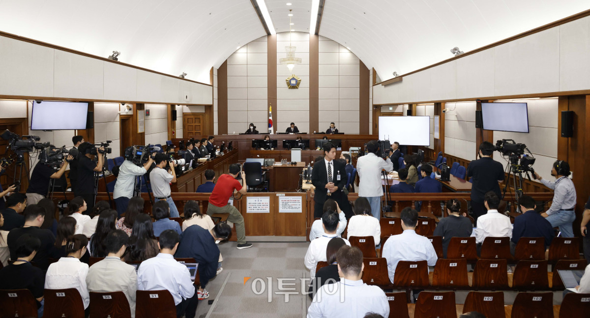 ▲윤석열 전 대통령의 특수공무집행방해, 직권남용 권리행사방해 등 혐의 사건 첫 공판이 열린 26일 서울 서초구 서울중앙지법에서 백대현 부장판사가 발언하고 있다. 고이란 기자 photoeran@