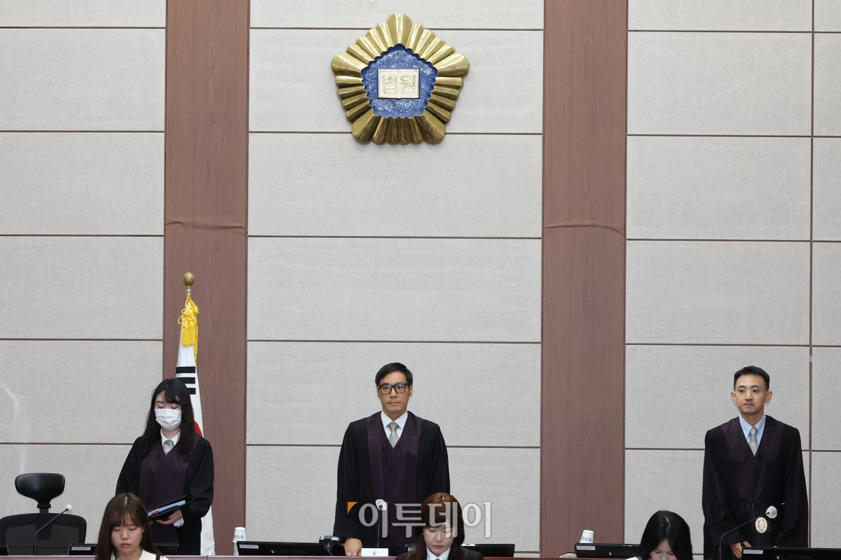 ▲윤석열 전 대통령의 특수공무집행방해, 직권남용 권리행사방해 등 혐의 사건 첫 공판이 열린 26일 서울 서초구 서울중앙지법에서 백대현 부장판사가 대법정에 들어서고 있다. 고이란 기자 photoeran@