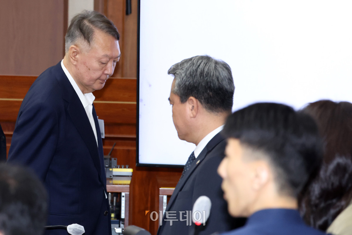 ▲윤석열 전 대통령이 26일 서울 서초구 서울중앙지법에서 열린 특수공무집행방해, 직권남용 권리행사방해 등 혐의 사건 첫 공판에 출석하고 있다. 형사 법정에서 윤 전 대통령의 모습이 공개된 것은 지난 4월 내란 사건 재판 이후 약 5개월 만이다. 고이란 기자 photoeran@