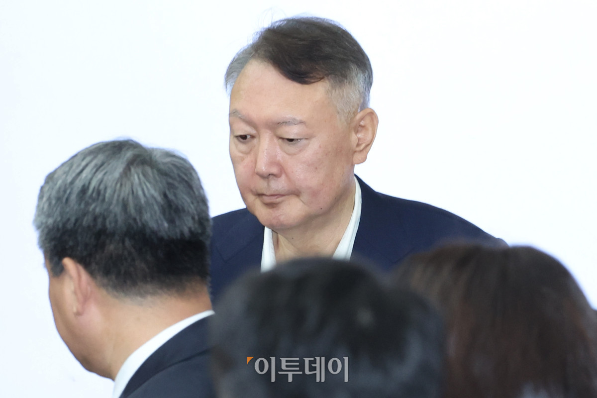 ▲윤석열 전 대통령이 9월 26일 서울 서초구 서울중앙지법에서 열린 특수공무집행방해, 직권남용 권리행사방해 등 혐의 사건 첫 공판에 출석하고 있다. 형사 법정에서 윤 전 대통령의 모습이 공개된 것은 지난 4월 내란 사건 재판 이후 약 5개월 만이다. 고이란 기자 photoeran@