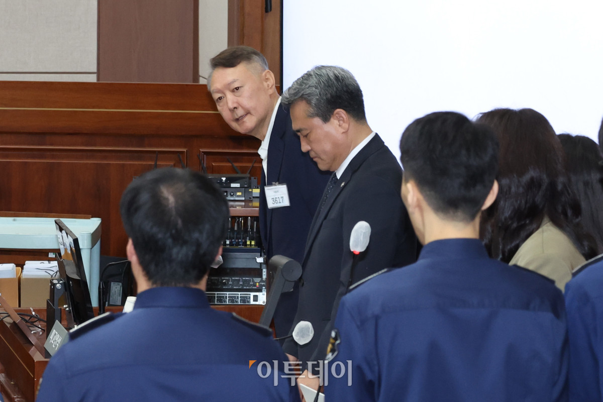 ▲윤석열 전 대통령이 26일 서울 서초구 서울중앙지법에서 열린 특수공무집행방해, 직권남용 권리행사방해 등 혐의 사건 첫 공판에 출석하고 있다. 형사 법정에서 윤 전 대통령의 모습이 공개된 것은 지난 4월 내란 사건 재판 이후 약 5개월 만이다. 고이란 기자 photoeran@