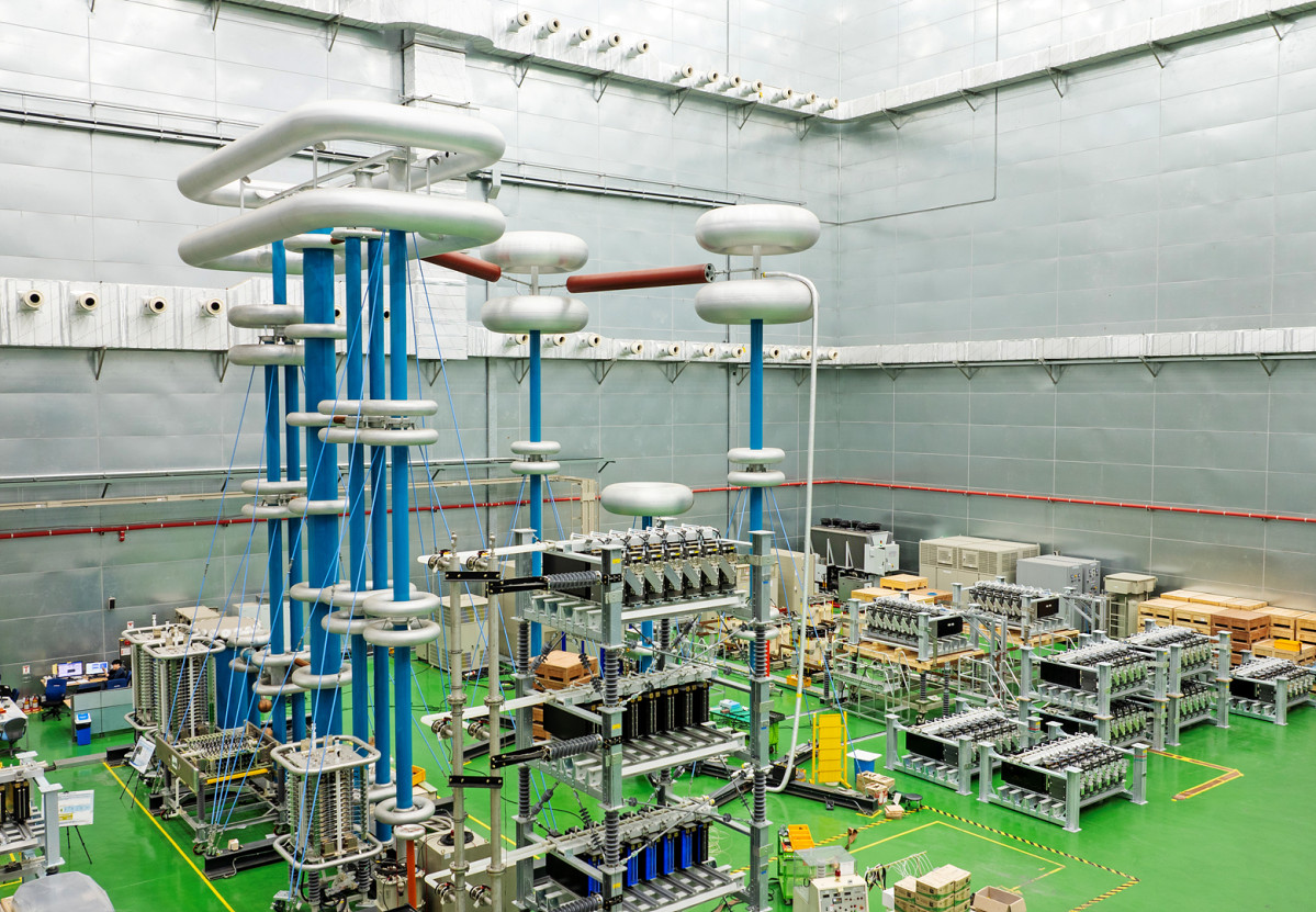 ▲LS일렉트릭 부산 공장에서 HVDC 설비를 시험 하고 있는 모습. (사진제공-LS)