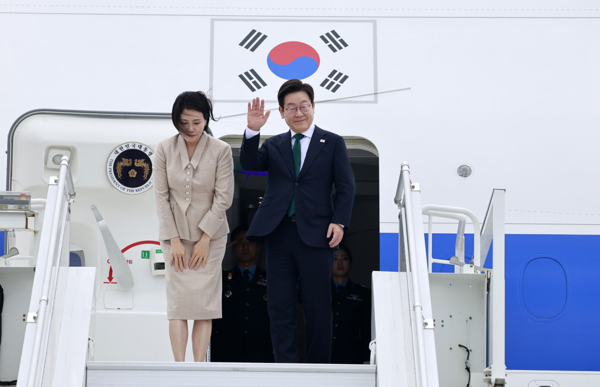 ▲ 미국 방문 일정을 마친 이재명 대통령과 김혜경 여사가 25일(현지시간) 뉴욕 JFK공항 공군 1호기에서 인사하고 있다. (연합뉴스)