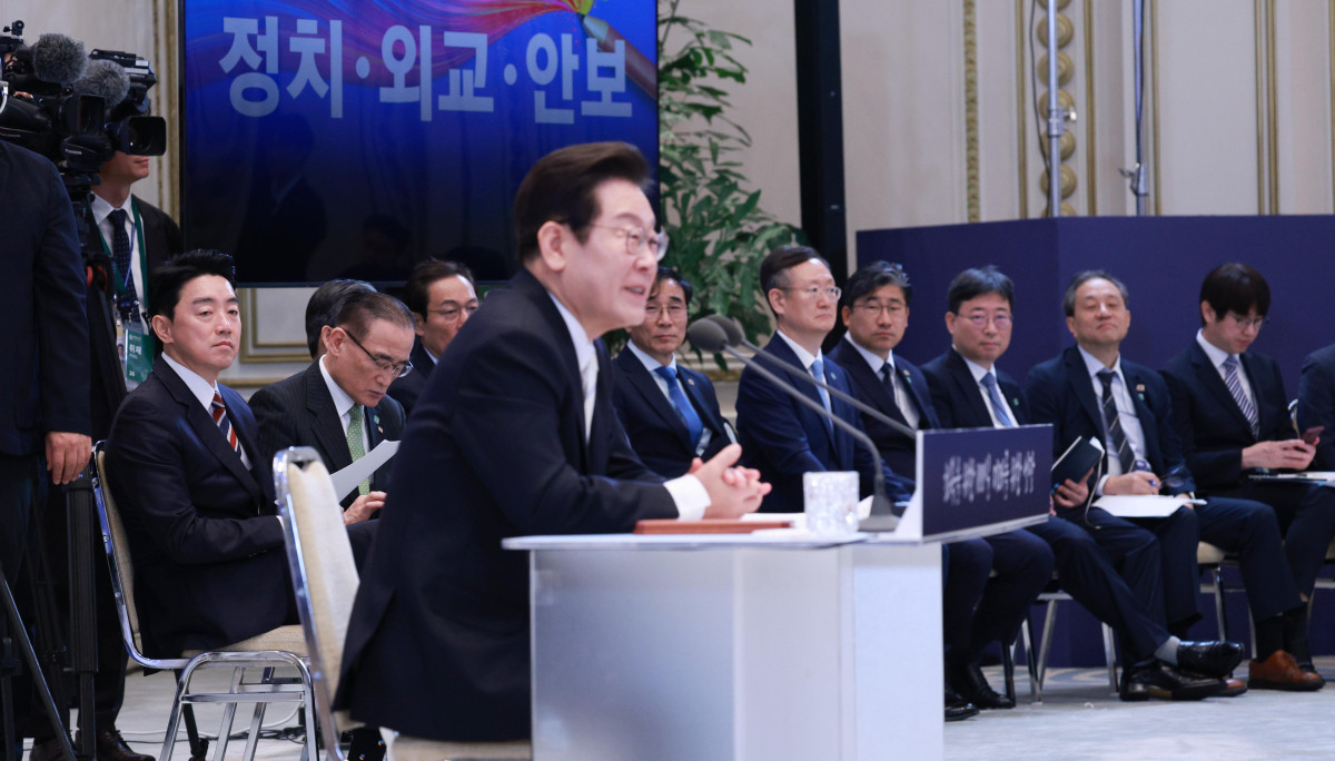 ▲11일 청와대 영빈관에서 열린 이재명 대통령 취임 100일 기자회견에서 강훈식 비서실장, 위성락 국가안보실장, 우상호 정무수석 등 참모진이 대통령 발언을 듣고 있다.   (사진제공=연합뉴스)