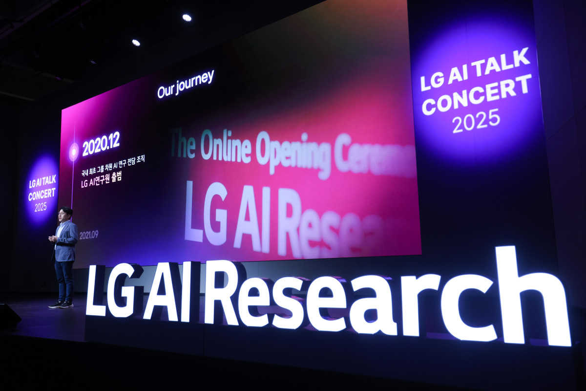▲7월 진행된 LG AI 토크 콘서트 2025에서 임우형 LG AI연구원 공동 연구원장이 발표하고 있는 모습. (사진제공-LG)