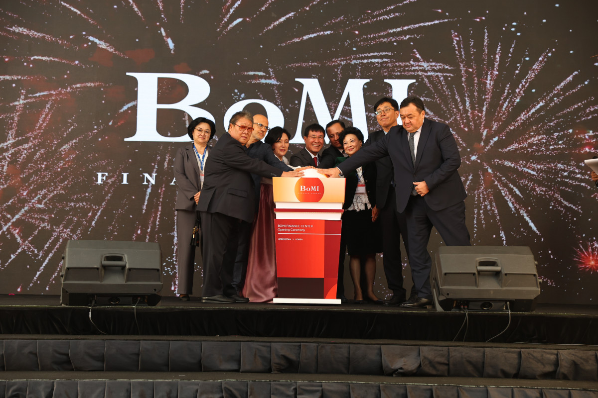 ▲보미건설 김덕영 회장(왼쪽에서 5번째)이 타슈켄트 개발청(IBC) 국장(왼쪽에서 6번째), 주우즈벡대한민국대사관 원도연 대사(오른쪽에서 2번째)와 함께 개관식 행사를 진행하고 있다. (사진제공=보미건설)