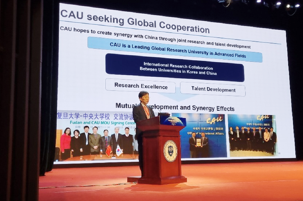 ▲중앙대 박상규 총장이 21일 중국 텐진대학에서 개최한 컨퍼런스에서 기조연설을 하고 있다. (사진=중앙대)