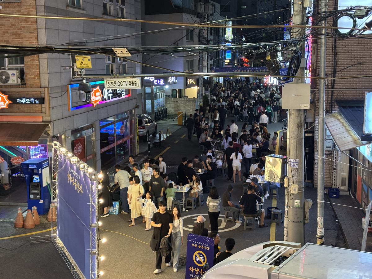 ▲수원시 아주로4번길 일대에서 열린 수원골목야장에서 시민들이 저녁 시간 거리에 모여 야외 테이블에서 식사를 하며 축제 분위기를 즐기고 있다. (수원도시재단)