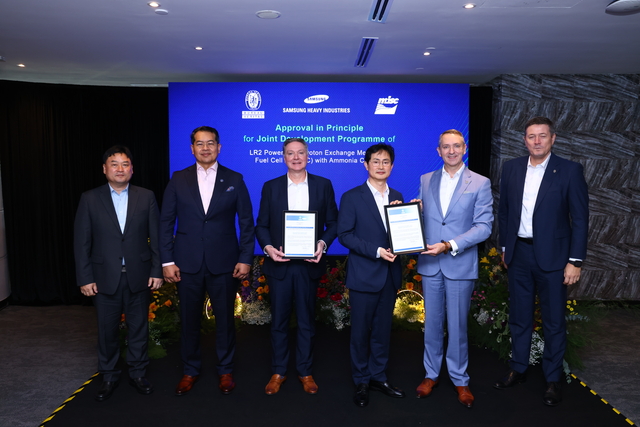 ▲김동주(왼쪽부터) 삼성중공업 기술영업팀장, 자히드 오스만 MISC CEO, 닉 포터 AET CEO, 장해기 삼성중공업 기술개발본부 부사장, 알렉스 그렉 스미스 BV선급 선임 부사장, 드라고 핀테릭 BV선급 부사장이 최근 말레이시아 쿠알루룸푸르에서 열린 ’암모니아 기반 수소 연료전지 추진 원유운반선’ 관련 기본설계 인증(AIP) 수여식 기념촬영을 하고 있다. (사진=삼성중공업)