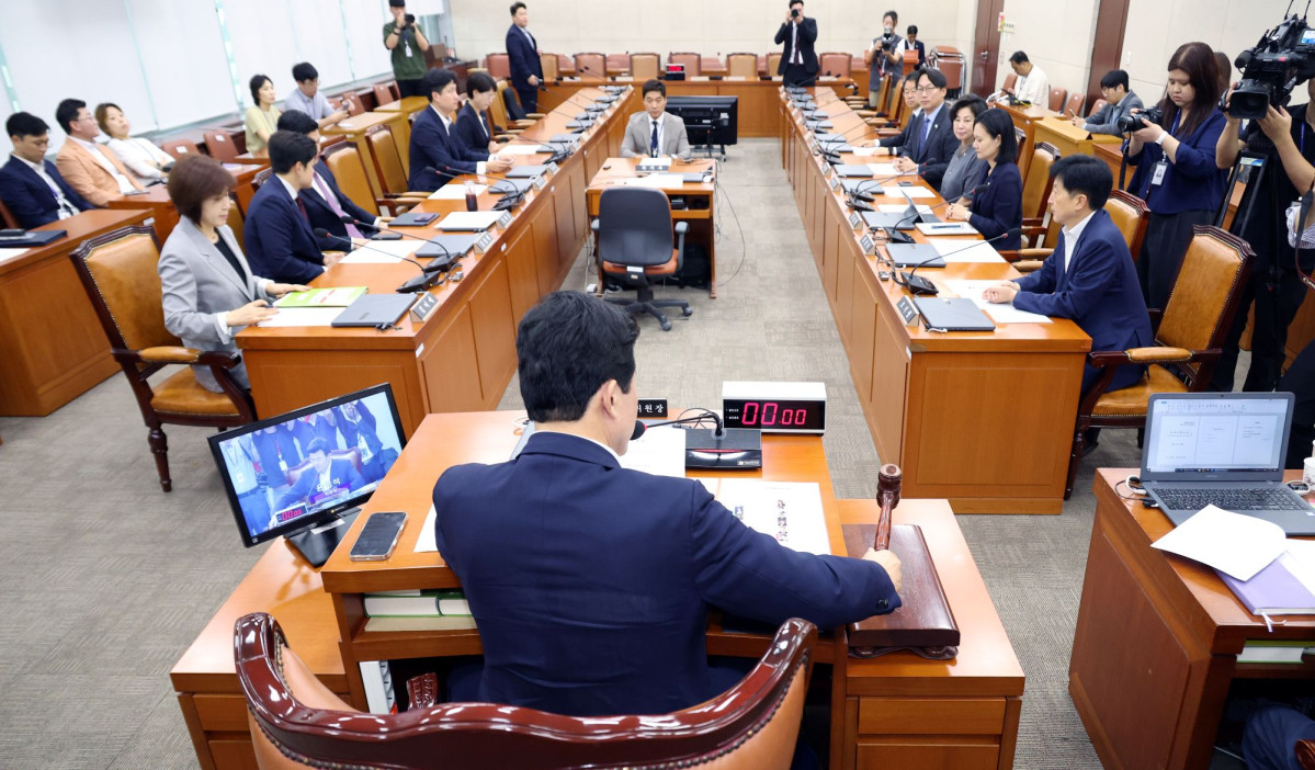 ▲윤영석 국회 연금개혁특별위원회 위원장이 지난달 21일 오전 서울 여의도 국회에서 열린 연금개혁특별위원회 전체회의에서 의사봉을 두드리고 있다. (뉴시스)
