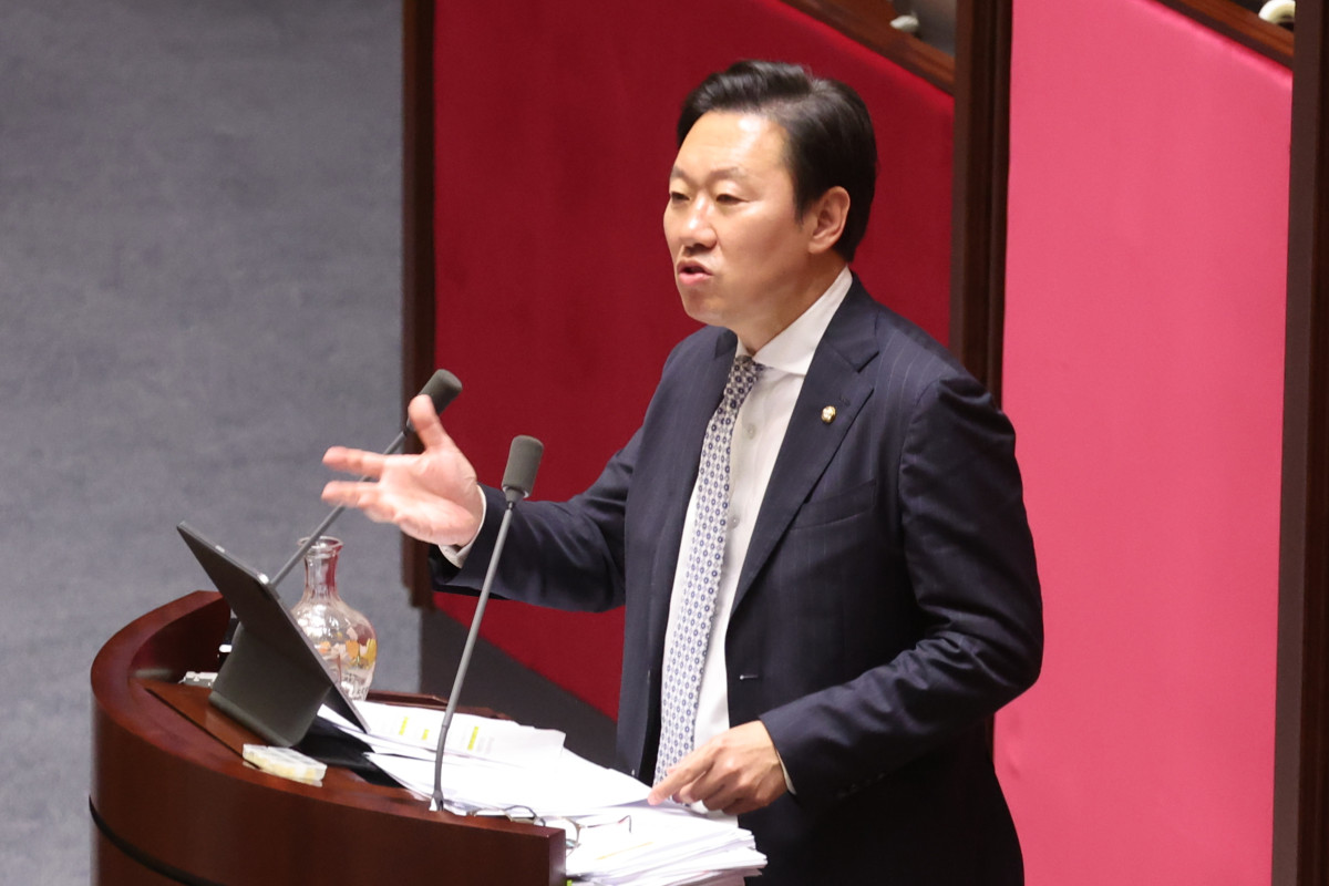 ▲국민의힘 박수민 의원이 26일 국회 본회의에서 정부조직법 수정안에 대한 필리버스터(무제한 토론을 위한 합법적인 의사진행 방해)를 13시간 넘게 이어가고 있다. 2025.9.26 (연합뉴스)