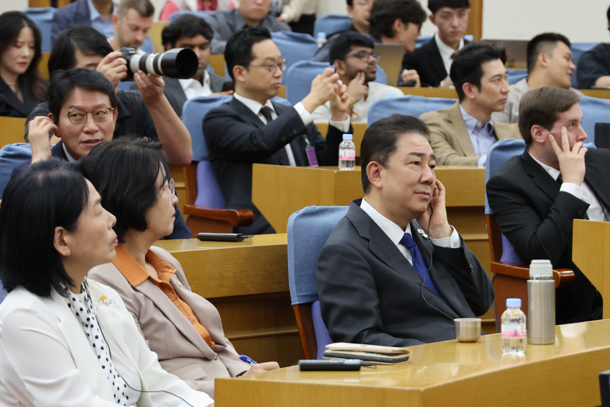 ▲김병기 더불어민주당 원내대표가 26일 서울 여의도 국회에서 열린 디지털자산 리더십 포럼에서 연사들의 발언을 듣고 있다. (연합뉴스)