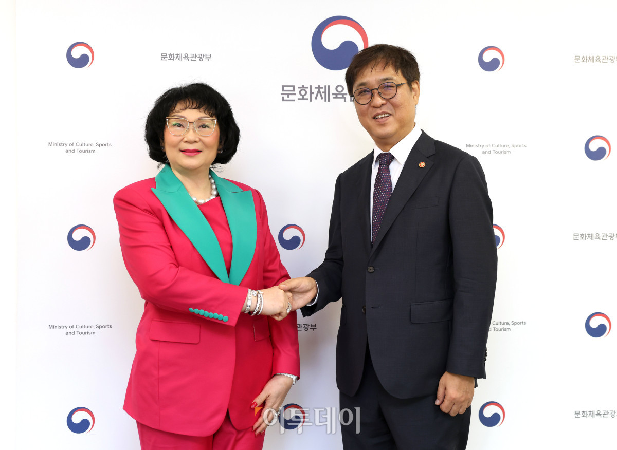 ▲최휘영 문화체육관광부 장관이 26일 서울 종로구 국립현대미술관 서울관에서 쿠닝 파타마 리스왓트라쿤(Khunying Patama LEESWADTRAKUL) 국제올림픽위원회(IOC) 위원을 만나 기념촬영을 하고 있다. (사진제공=문체부)