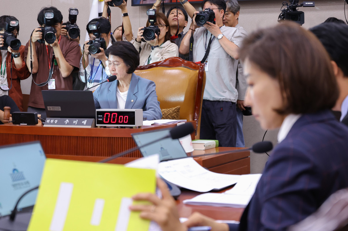 ▲24일 서울 여의도 국회에서 열린 법제사법위원회 전체회의에서 더불어민주당 소속 추미애 위원장이 의사봉을 두드리고 있다. (연합뉴스)