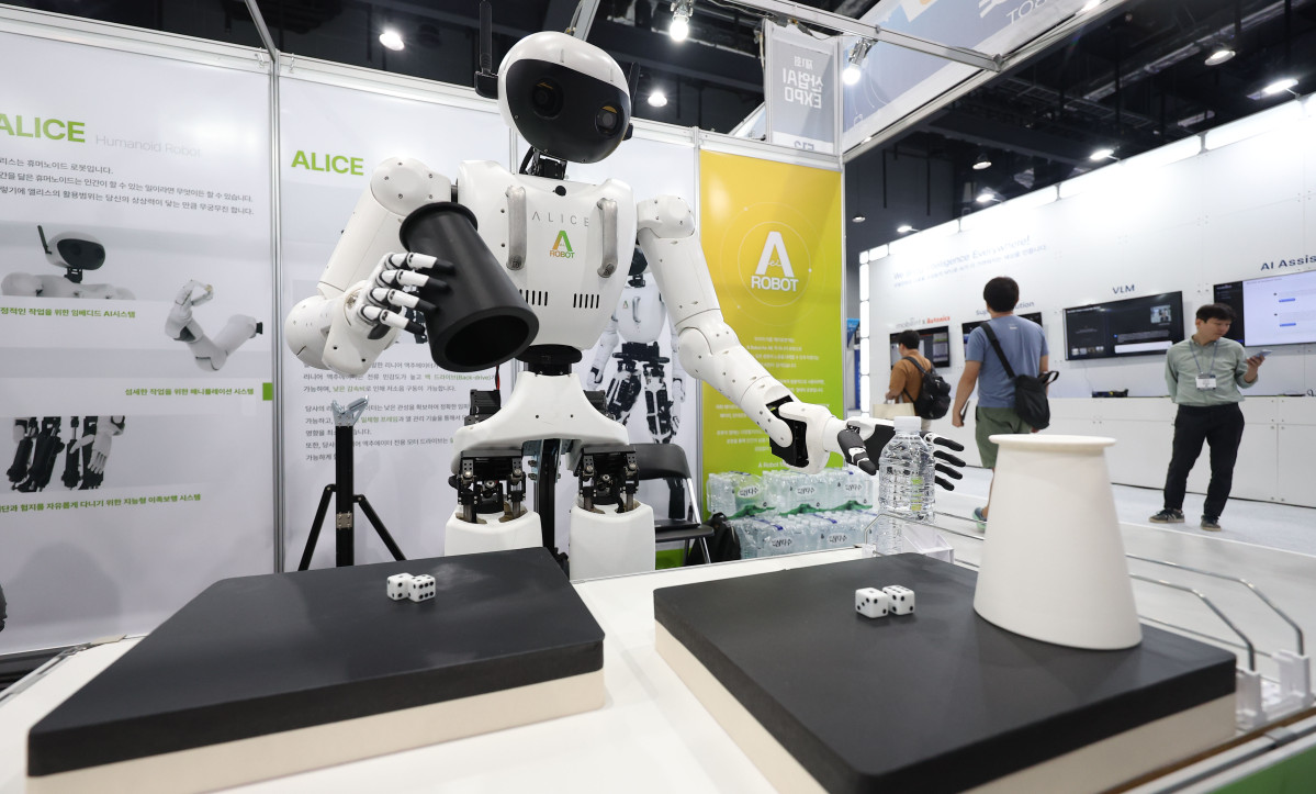 ▲3일 서울 강서구 코엑스 마곡에서 열린 제1회 산업 AI EXPO 에이로봇 부스에서 4세대 휴머노이드 로봇 앨리스 작동이 시연되고 있다. (뉴시스)