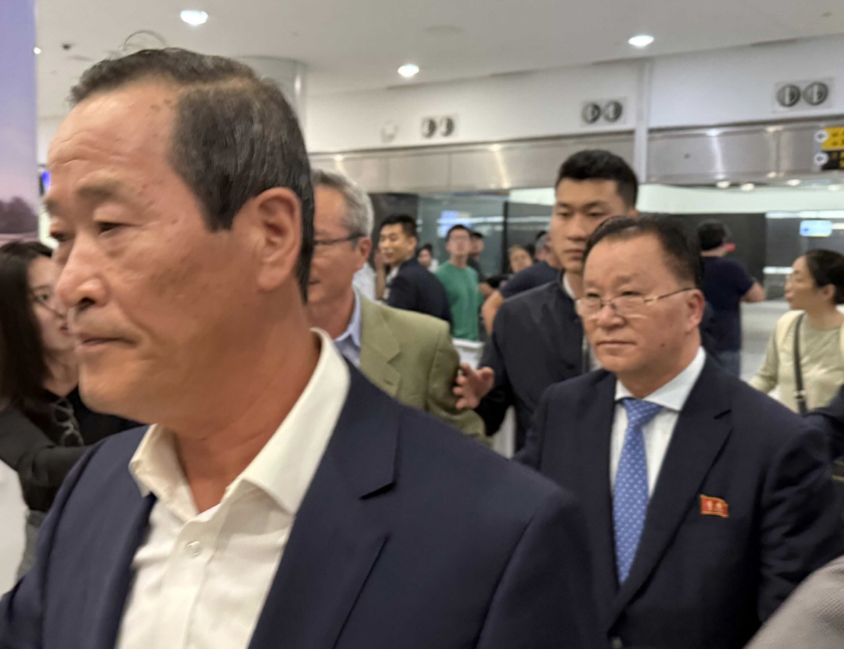 ▲김선경 북한 외무성 부상(오른쪽)이 25일(현지시간) 밤 미국 뉴욕 JFK공항에 도착했다. 뉴욕/연합뉴스