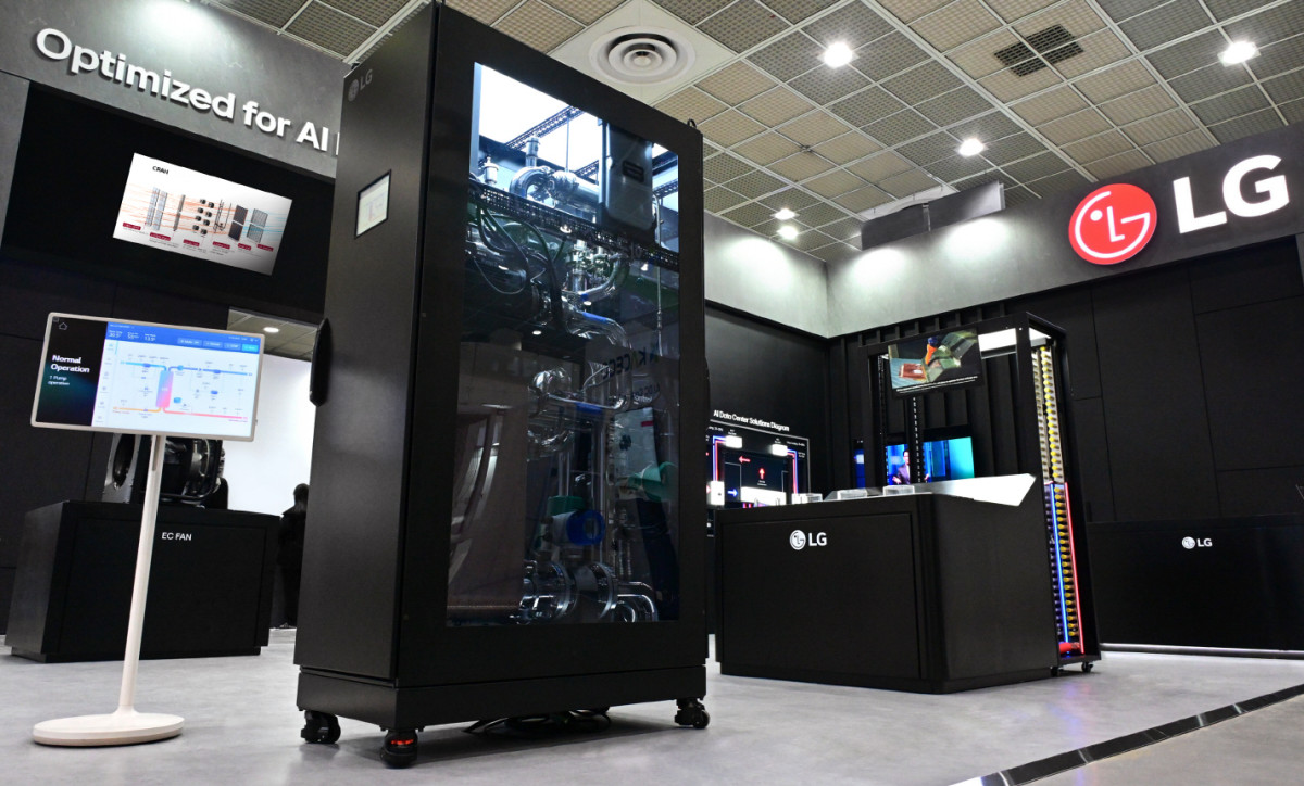 ▲데이터센터 내 중앙처리장치(CPU)·그리픽처리장치(GPU) 칩의 열을 직접 냉각시키는 액체 냉각 솔루션인 LG전자 냉각수 분배 장치(CDU). (사진제공-LG전자)