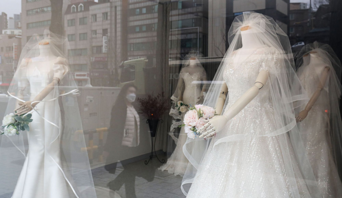 ▲서울 마포구 웨딩의거리 내 상점에 진열된 웨딩드레스 모습(자료사진). (뉴시스)