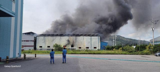 ▲전남 광양시 태인동의 타이어 보관 창고에서 화재가 발생해 소방당국이 진화 작업 중이다. (사진제공=독자제공)