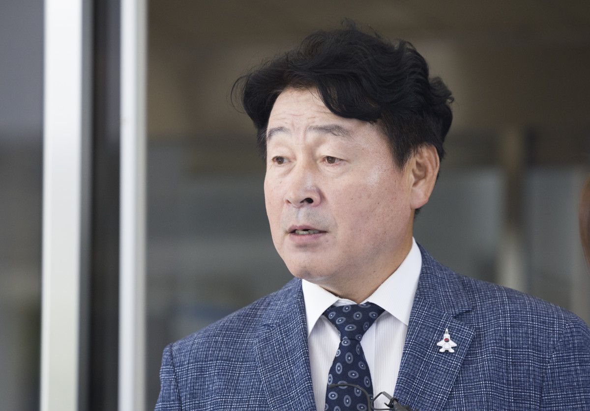 ▲ '라임 사태' 핵심인 김봉현 전 스타모빌리티 회장으로부터 금품을 수수한 혐의로 재판에 넘겨진 기동민 전 더불어민주당 의원이 26일 서울 양천구 남부지방법원에서 열린 1심 선고 공판에서 무죄 선고를 받고 취재진 질문에 답하고 있다. (뉴시스)