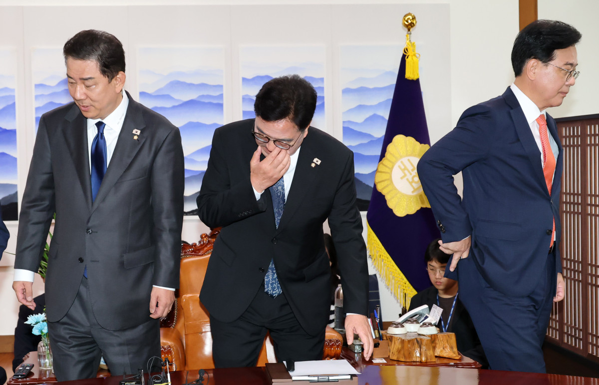 ▲우원식 국회의장이 25일 서울 여의도 국회 의장실에서 여야 원내대표들과 회동에서 인사를 나눈 후 자리로 향하고 있다. 왼쪽부터 김병기 더불어민주당 원내대표, 우 의장, 송언석 국민의힘 원내대표. (연합뉴스)