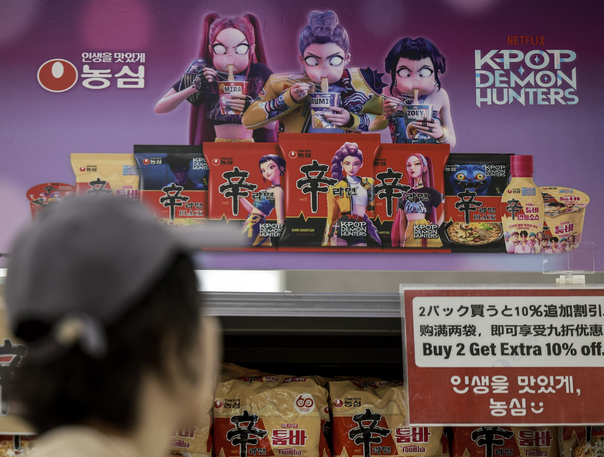 ▲서울시내 대형마트에 넷플릭스 애니메이션 영화 '케이팝 데몬 헌터스'와 농심이 콜라보 상품 홍보판이 설치되어 있다. (뉴시스)