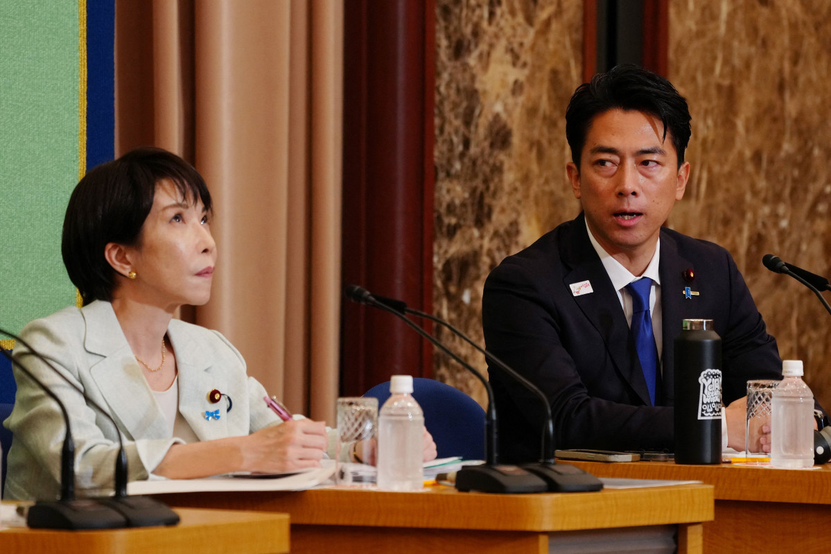▲고이즈미 농림수산상(오른쪽)과 다카이치 전 경제안보담당상의 모습.  (AFP/연합)