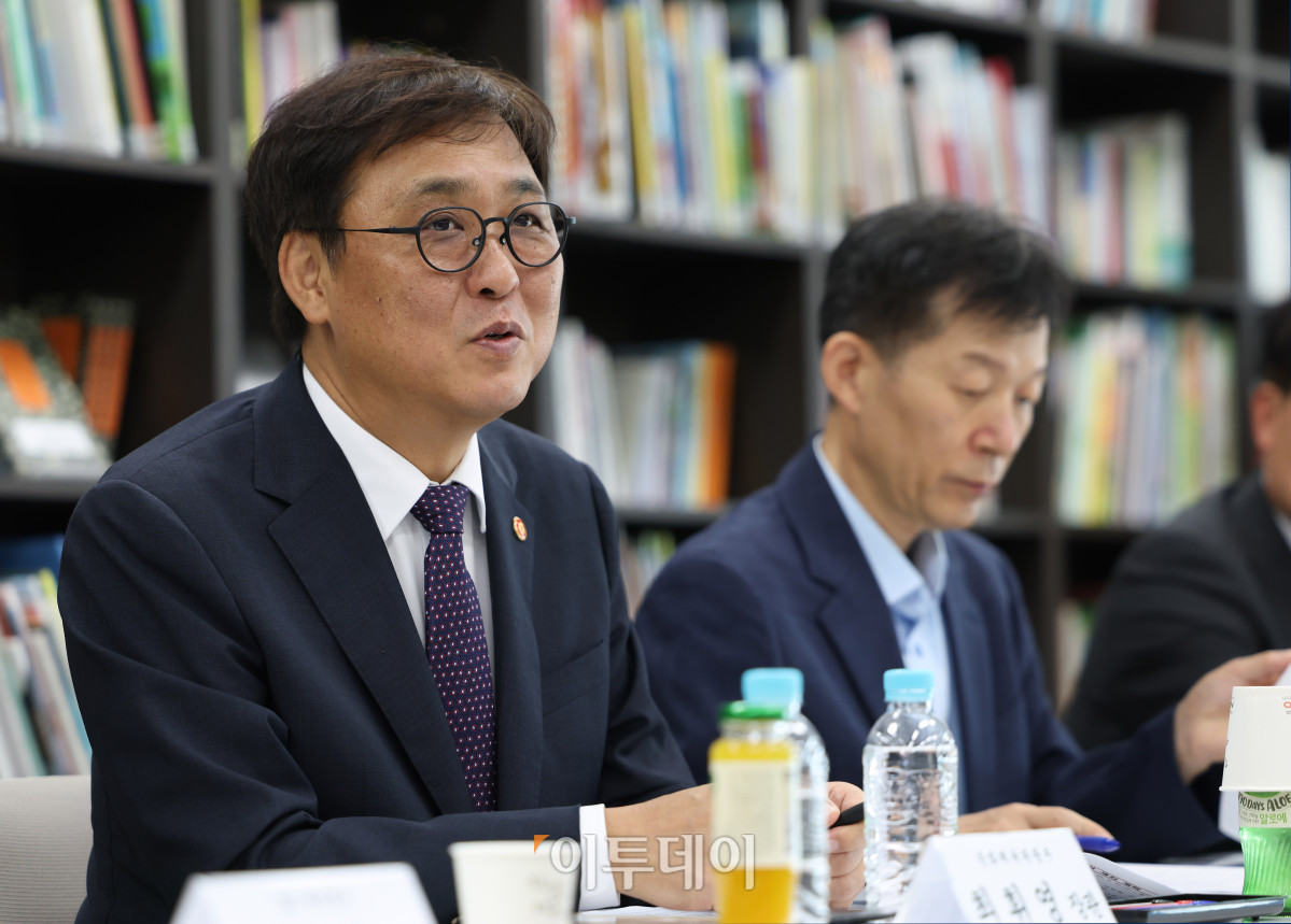 ▲최휘영 문화체육관광부 장관이 26일 서울 마포구 한국출판문화산업진흥원 서울사무소에서 열린 ‘출판계 소통 간담회’에 참석해 출판계 현장 전문가들과 출판산업 발전을 위한 분야별 지원방안을 논의하고 있다. (문화체육관광부)