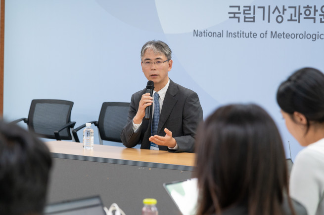 ▲유키 혼다(Yuki Honda) WMO 통합 처리 및 예측 시스템 과장이 24일 제주 국립기상과학원에서 열린 AINPP 워크숍 기자 간담회에서 질문에 답하고 있다. (사진제공=기상청)