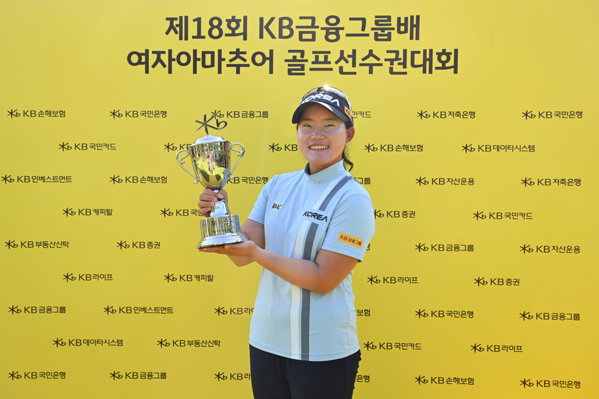 ▲제18회 KB금융그룹배 여자아마추어 골프선수권대회에서 우승한 홍수민(KB금융그룹, 천안중앙고부설방송통신고 3) 선수가 기념촬영을 하고있다. (사진제공=KB금융)