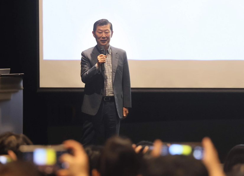 ▲김홍국 하림그룹 회장이 26일 전북 익산에서 열린 ‘NS푸드페스타’에서 기자들과 만나 이야기 하고 있다. (사진제공=하림그룹)