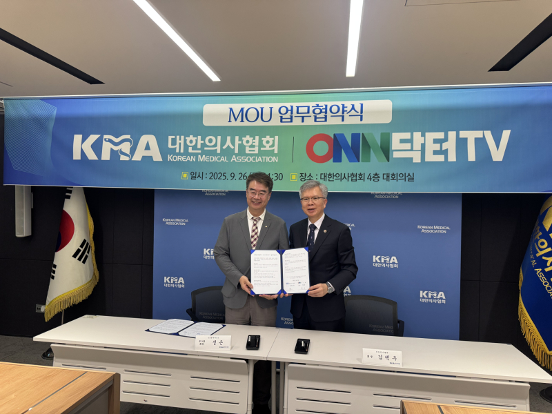 ▲정근(사진 왼쪽부터) 온닥터TV 회장과 김택우 대한의사협회 회장이 협약식 뒤 기념사진을 찍고 있다 (사진제공=ONN 닥터TV)